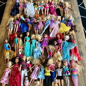 A collection of over 40 Disney Princesses 👸 and Barbies 💕